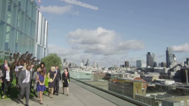 Zespół firmy poza budynek biurowy w Londynie — Wideo stockowe