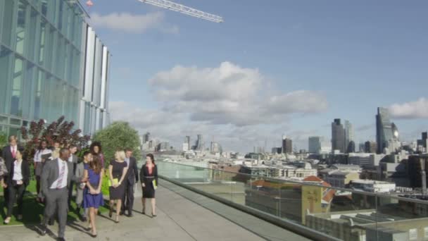 Geschäftsteam vor dem Bürogebäude in London — Stockvideo