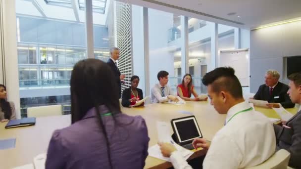 Business team in bestuurskamer vergadering in een groot modern kantoorgebouw — Stockvideo