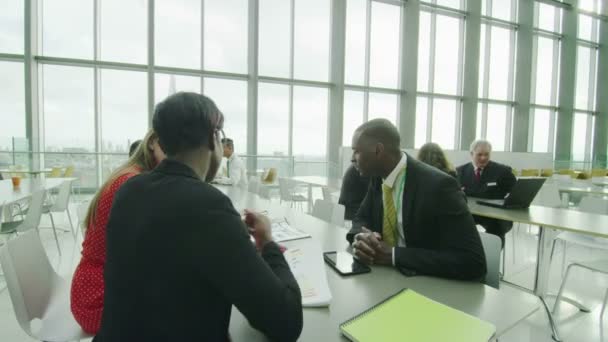Os empresários discutem na cantina da empresa — Vídeo de Stock