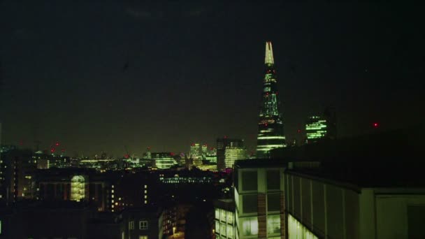 Uitzicht op de skyline van de stad Londen bij nacht. — Stockvideo