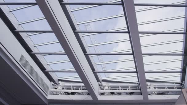 Vista del cielo y las nubes a través del techo de cristal del edificio de oficinas — Vídeos de Stock