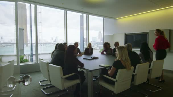 Корпоративная команда в зале заседаний — стоковое видео