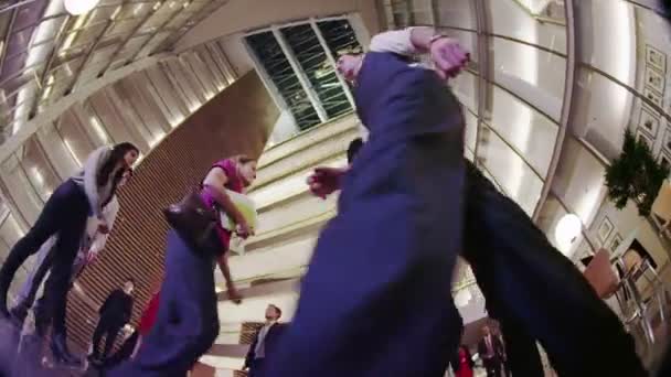 Різноманітна бізнес група, що проходить через вестибюль сучасної корпоративної будівлі — стокове відео