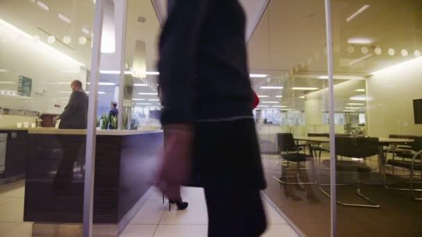 Femmes d'affaires debout et discuter ensemble 