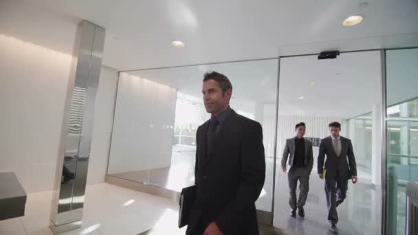 Uomini d'affari nella reception — Video Stock