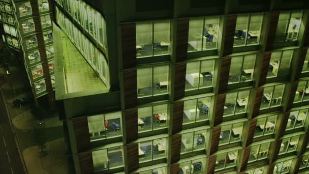 Außenansicht der Londoner Skyline und eines Bürogebäudes in der Nacht — Stockvideo