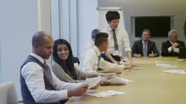 Різноманітна бізнес-команда працює разом в офісній кімнаті зустрічей — стокове відео
