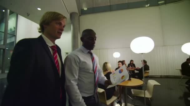 Groupe d'affaires informel bavardant dans le hall 