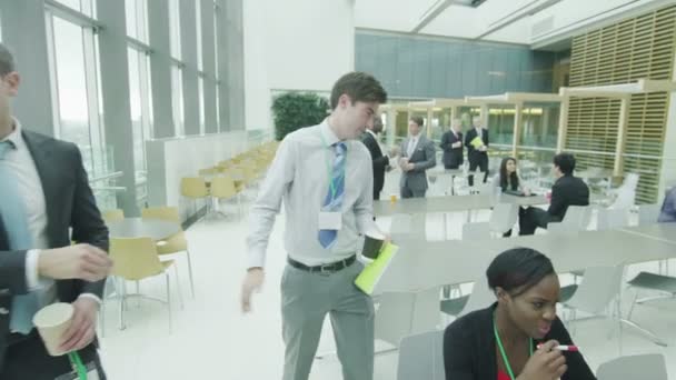 Les gens d'affaires prennent une pause dans la cantine de l'entreprise — Video