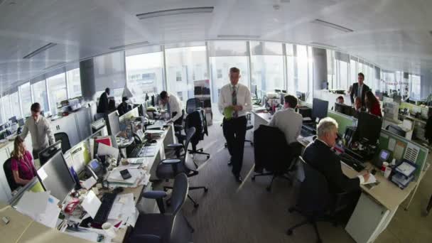 Groupe d'affaires diversifié travaillant ensemble dans un grand bureau de ville moderne 