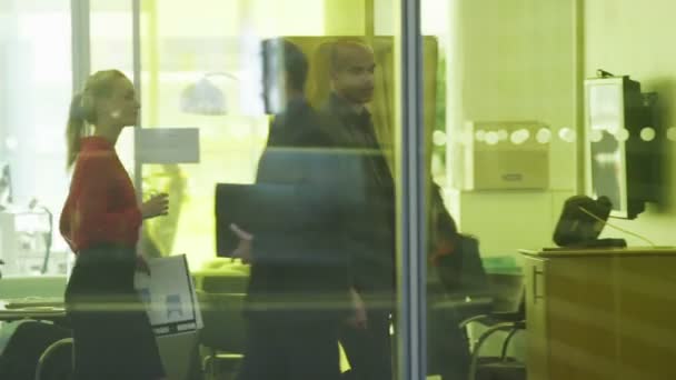 Homme d'affaires et femme d'affaires bavardent ensemble 