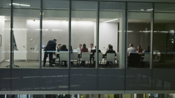 Equipo de negocios diverso en la reunión de la sala de juntas nocturna en la oficina contemporánea — Vídeo de stock