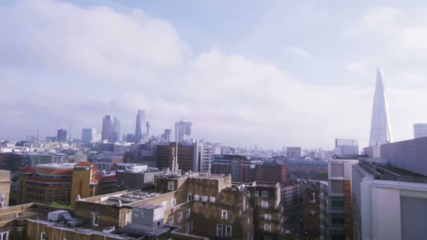 Nuvens movendo-se acima do horizonte da cidade — Vídeo de Stock