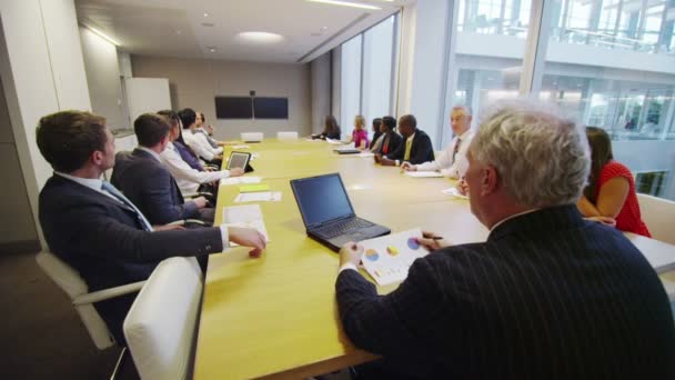 Diversos equipos de negocios participaron en una conferencia telefónica en la reunión de la sala de juntas — Vídeos de Stock