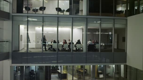Equipo de negocios diverso en la reunión de la sala de juntas nocturna en la oficina contemporánea — Vídeos de Stock