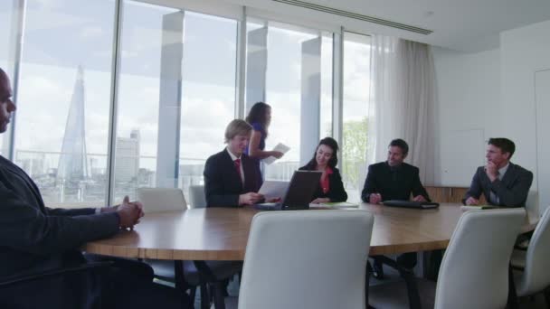 Firemní obchodní tým v zasedací místnosti setkání — Stock video
