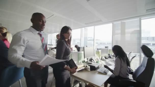 Groupe d'affaires travaillant au bureau .