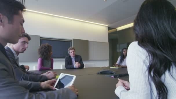 Equipo empresarial en la reunión de la sala de juntas — Vídeos de Stock