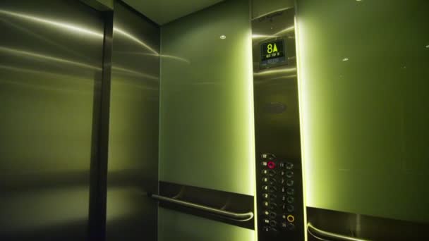 Lift met openslaande deuren. — Stockvideo