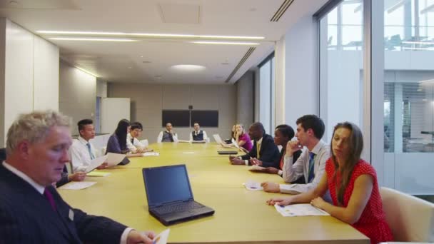 Equipo de negocios en la sala de juntas en un gran edificio de oficinas moderno — Vídeos de Stock