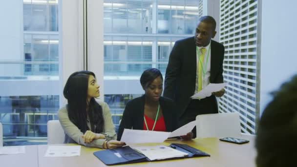 Equipo de negocios en la sala de juntas en un gran edificio de oficinas moderno — Vídeos de Stock