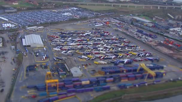 Grues et conteneurs au port 