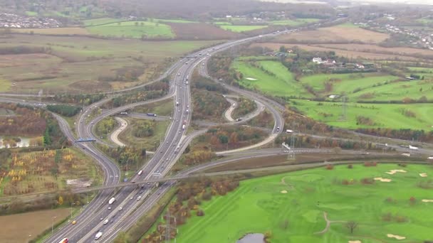 Busy road intersection in countryside — Stock Video