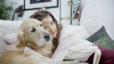 kadın okşayarak ve evcil köpek sarılma