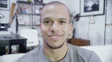 kamera adam gülümsüyor