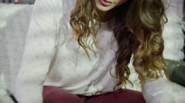 Kişisel hesapları çalışan kadın