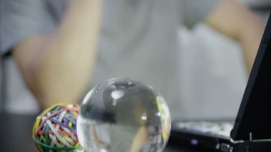 Bilgisayarda çalışan adam