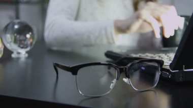 bilgisayar üzerinde yorgun kadın