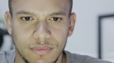 gece yarısı çalışan yorgun bir adam