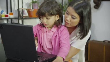 Anne ve kızı internet tarama