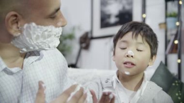 Babası oğlunun tıraş kremi uygulamak için öğretir