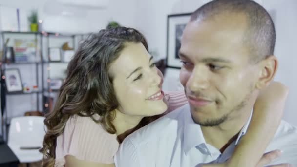 Paar umarmt sich und blickt in die Kamera — Stockvideo