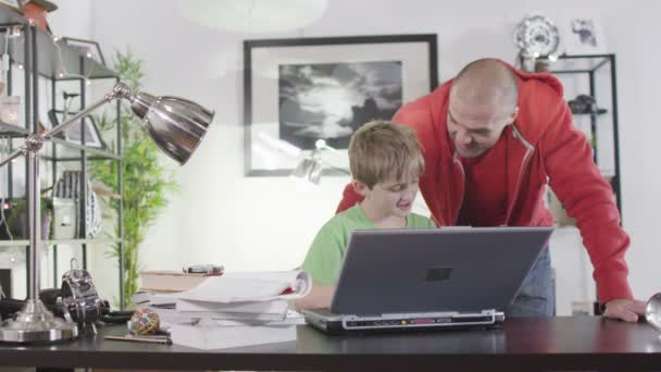 Pai e filho navegando na Internet — Vídeo de Stock