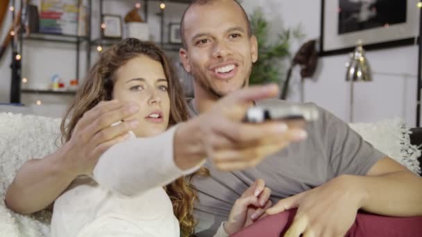 Casal assistir televisão — Vídeo de Stock