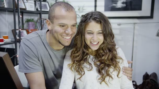 Pareja viendo algo en el ordenador portátil — Vídeos de Stock