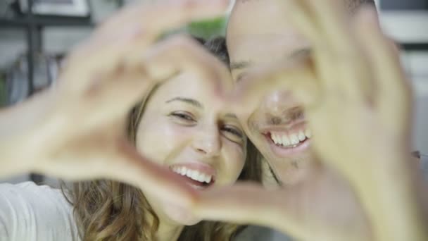 笑って、心臓の形を作るカップル — ストック動画