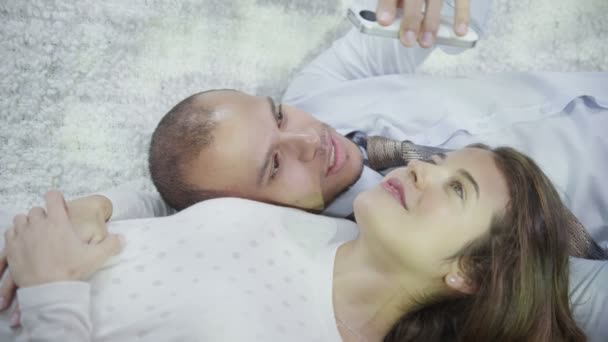 Casal interagindo com telefone inteligente . — Vídeo de Stock