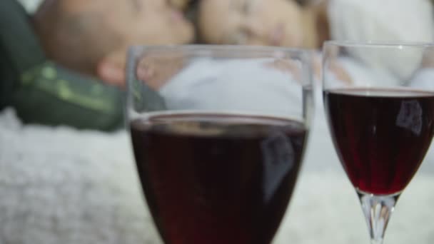 Пара влюбленных в вино — стоковое видео