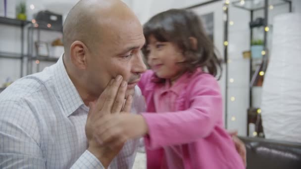 Маленькая девочка утешение беспокоился отец — стоковое видео