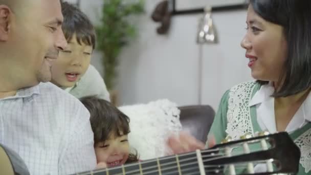 Asian family singing at home — Stock Video