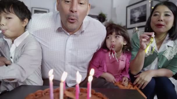 Asiatiska familj njuta födelsedag för far — Stockvideo
