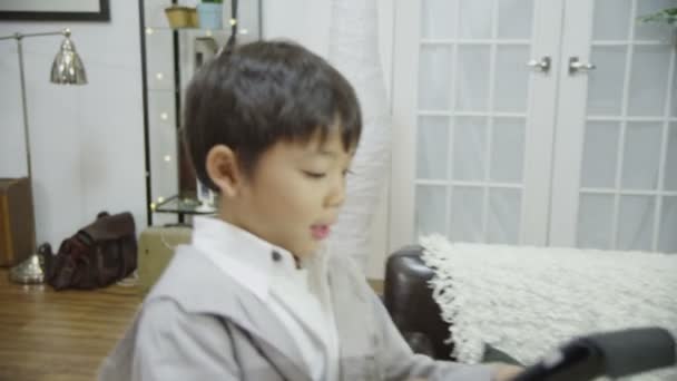 Pai e filho com computador tablet — Vídeo de Stock