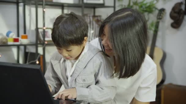 Mère et fils naviguant sur Internet — Video
