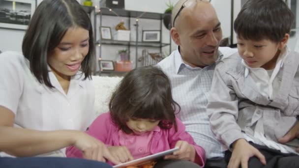 Asiatico famiglia felice con tablet — Video Stock