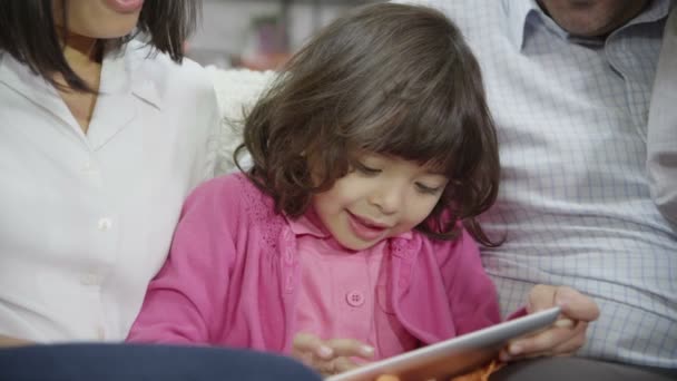 Madre y padre, hijos con tableta — Vídeos de Stock